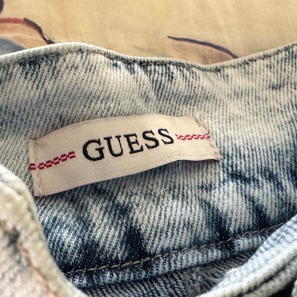 Super Cute GUESS Pleated Acid Wash Jean Shorts - Picture 3 of 9